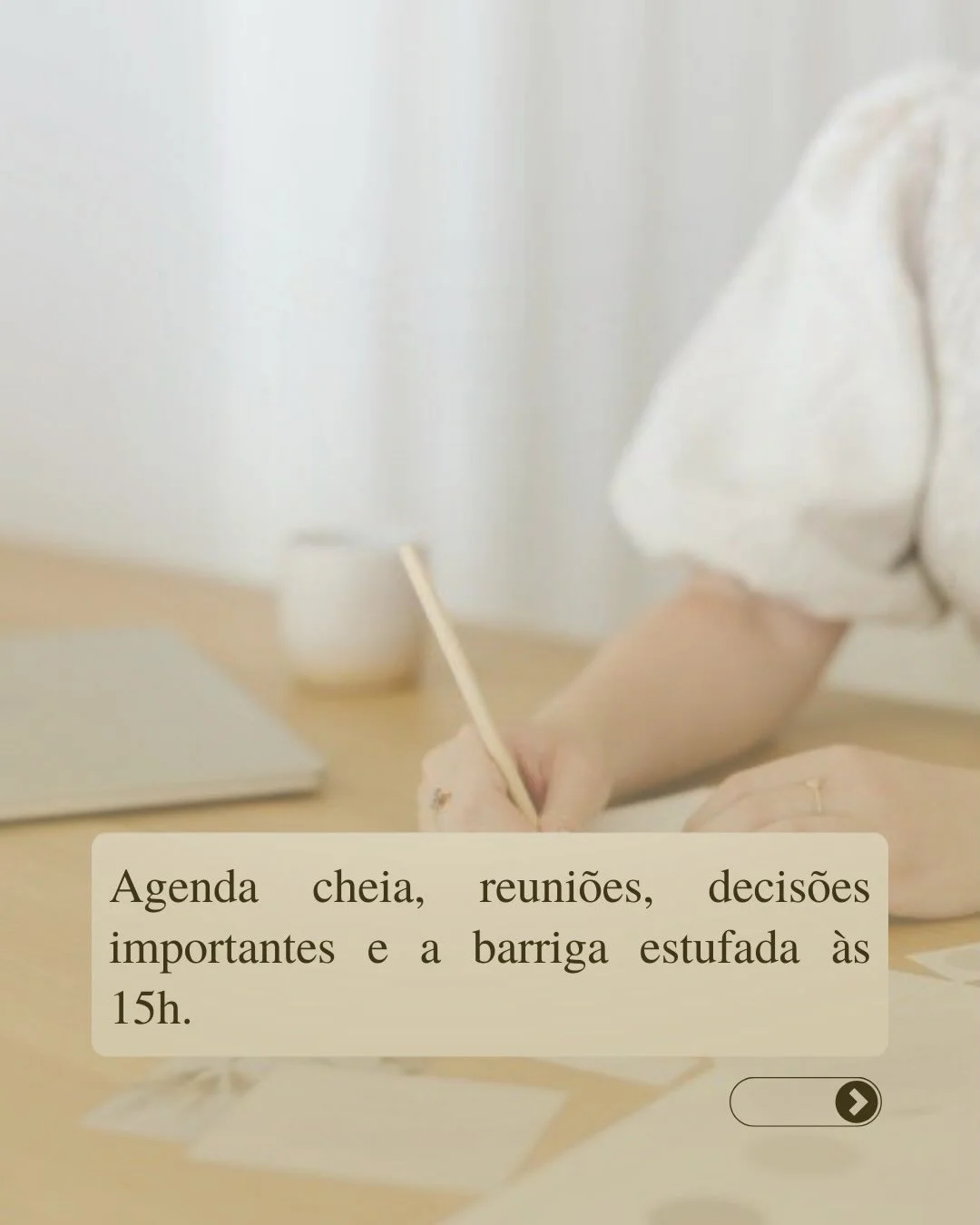 Mulher escrevendo — agenda cheia e barriga estufada às 15h afetam performance feminina