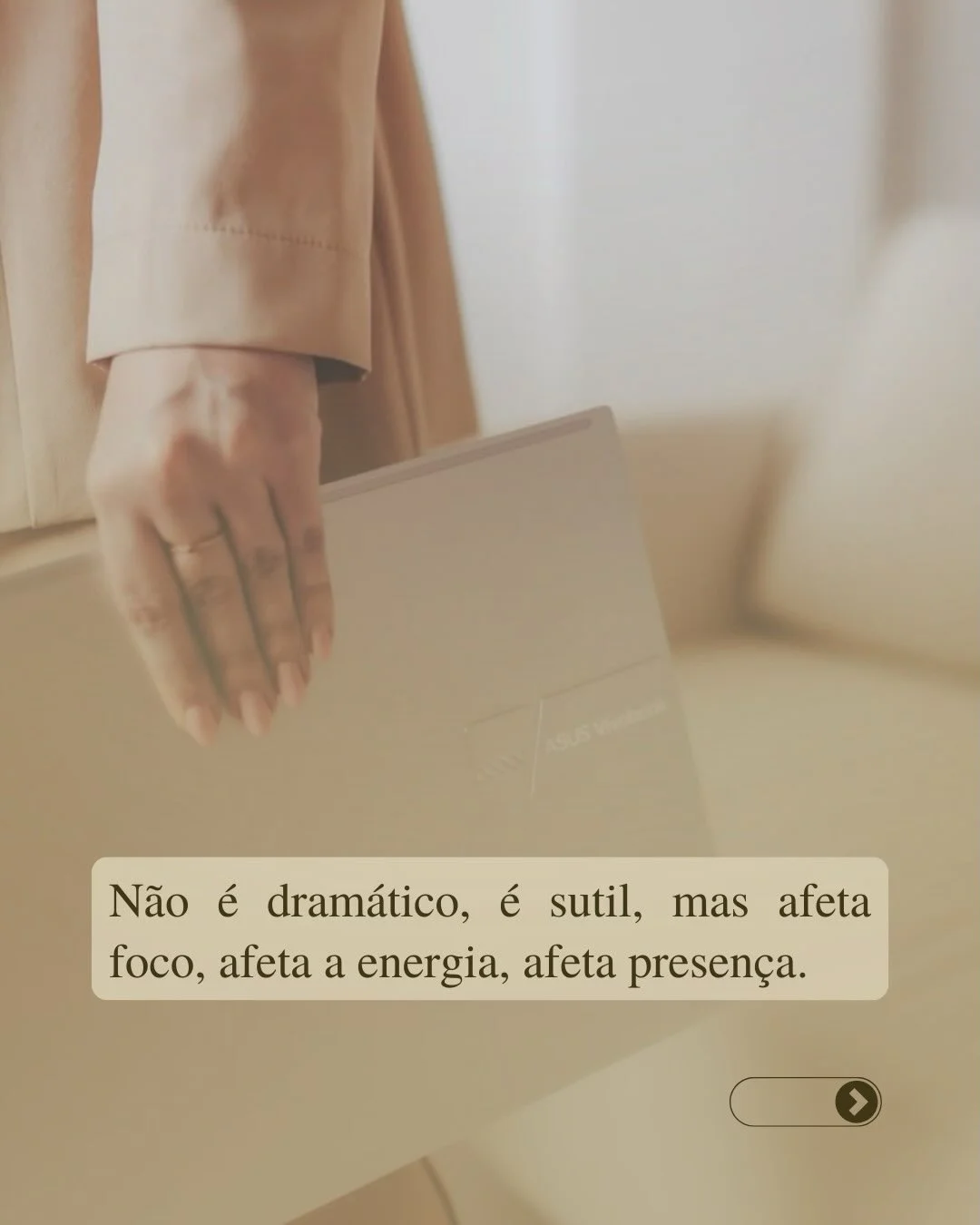 Mulher com caderno — impacto intestinal sutil afeta foco, energia e presença no trabalho