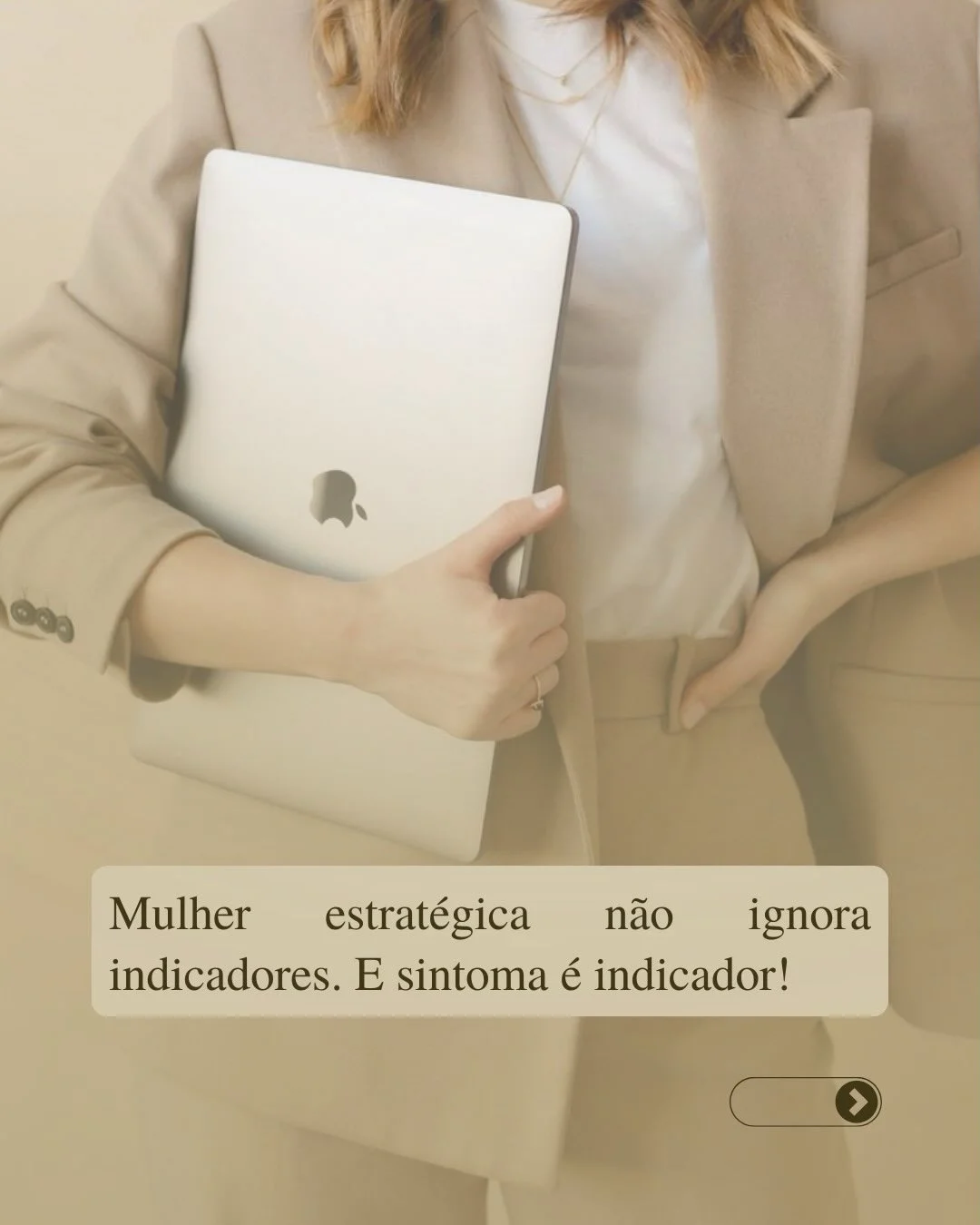Mulher executiva com MacBook — sintoma é indicador de saúde intestinal na alta performance