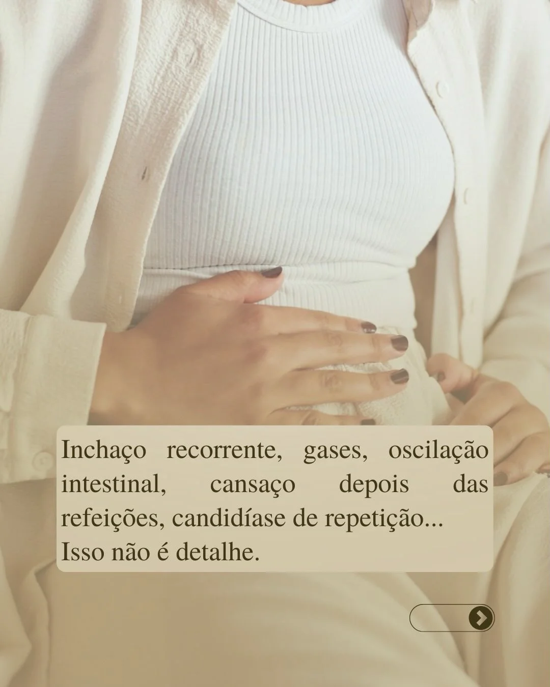 Mulher segurando barriga — inchaço, gases e cansaço são indicadores de saúde intestinal