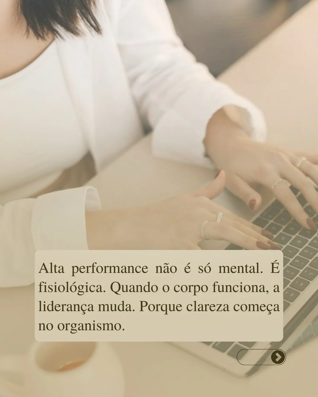 Mulher digitando — alta performance é fisiológica, saúde intestinal impacta foco e liderança