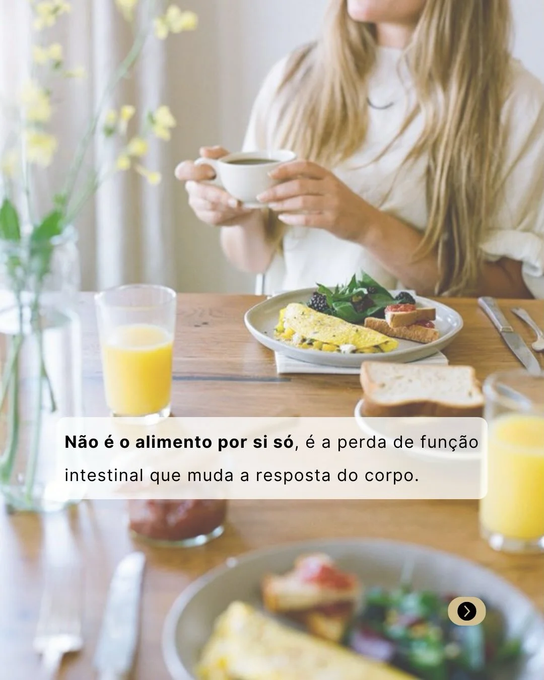 Mulher tomando café com comida saudável — solução não é cortar alimento, é corrigir função intestinal