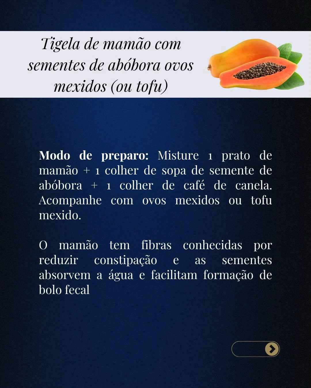 Tigela de mamão com sementes de abóbora e ovos mexidos para constipação