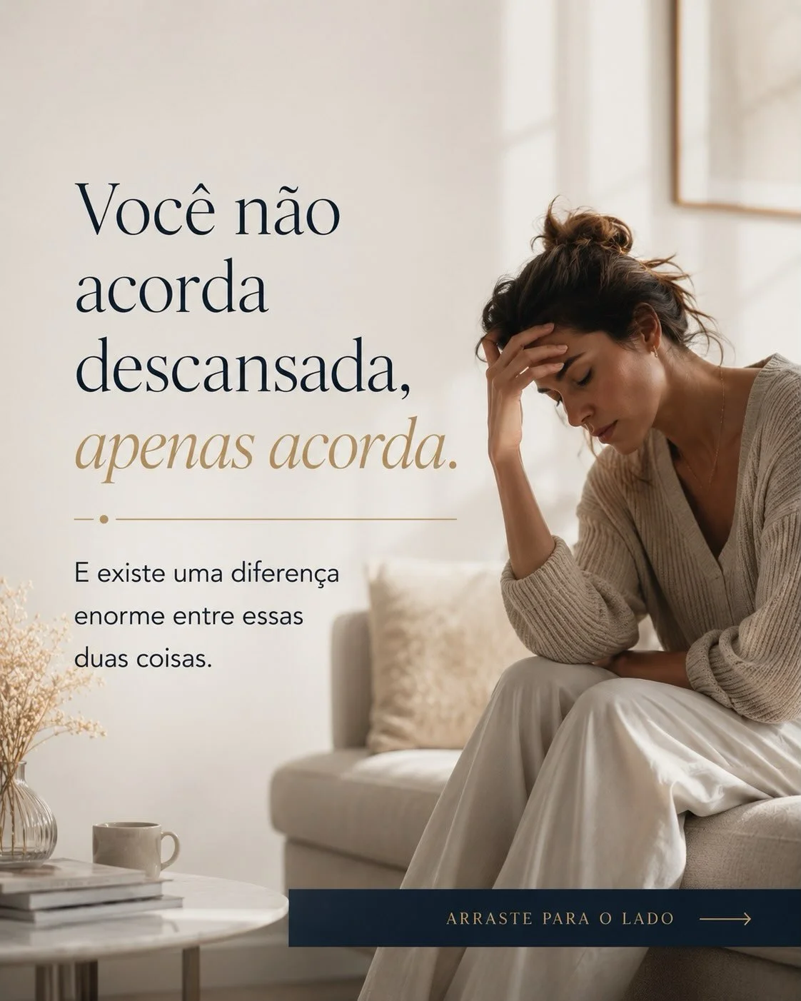 Mulher sentada, exausta, com a cabeça nas mãos após dormir a noite inteira e acordar cansada