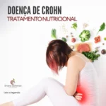 Tratamento nutricional para Doença de Crohn: mulher em desconforto rodeada de vegetais saudáveis.